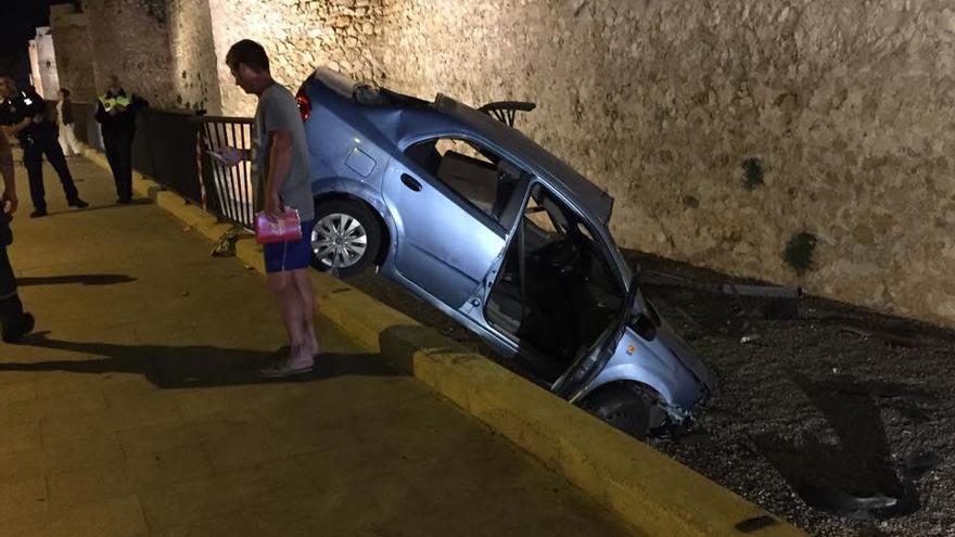 Un joven sin carné precipita su coche al foso del castillo de Dénia