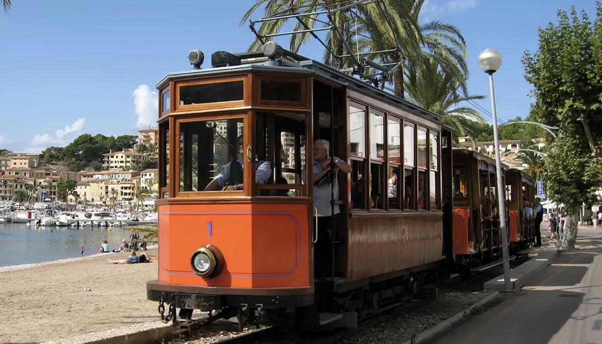 La Vuelta a la Isla combina algunos de los transportes más emblemáticos de Mallorca en una sola excursión.