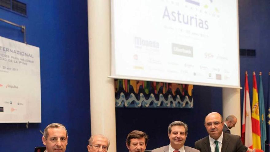 Por la izquierda, López Ferrer, Prieto, Ussía, Aparicio y Freire, ayer, durante la inauguración de las jornadas en la Feria de Muestras.