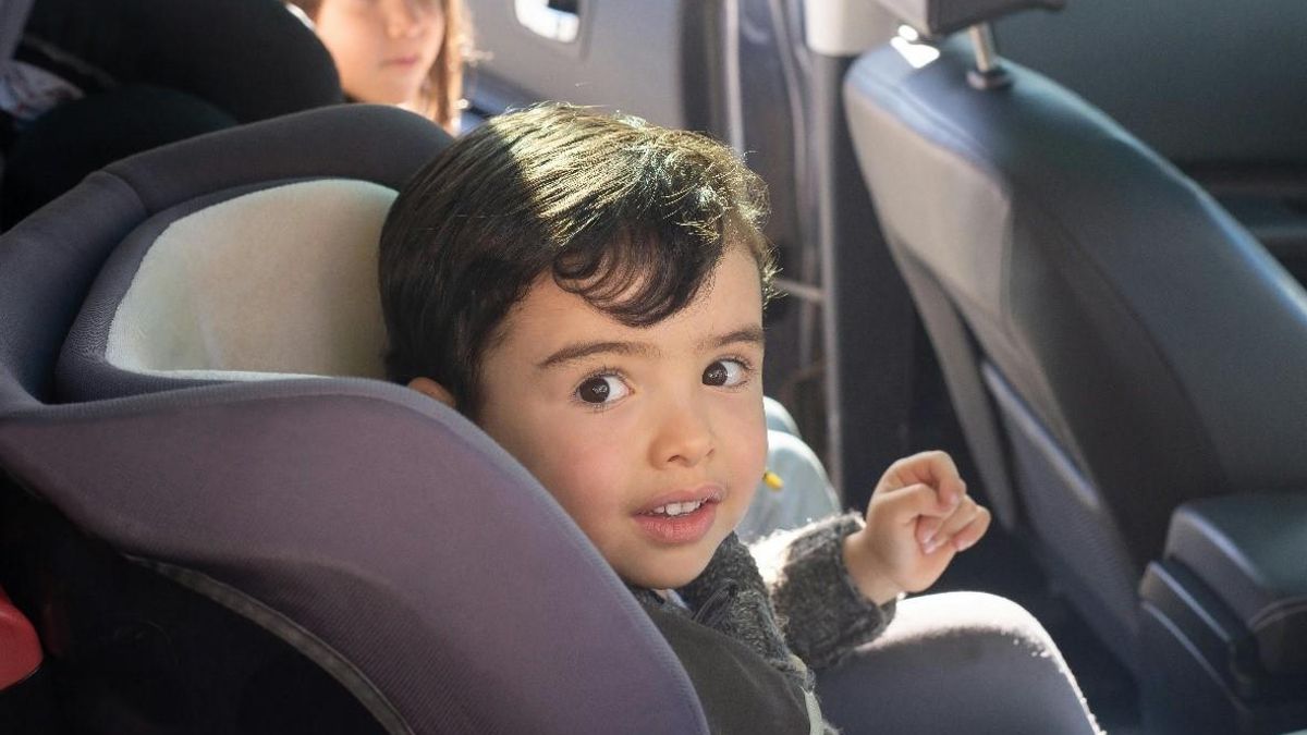 nino en el coche sillita