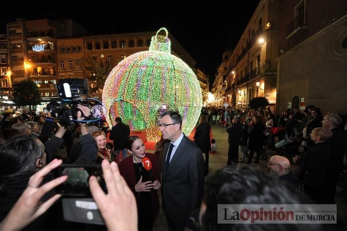 Estrellas y bolas ya brillan en las calles de Murcia