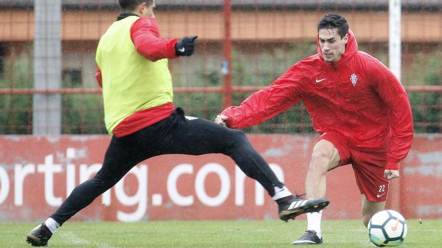 Pablo Pérez, a la derecha, pugna por un balón.