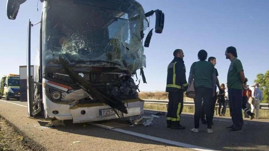 El autobús, que cubría la ruta entre Barcelona y Vigo, tras el accidente.