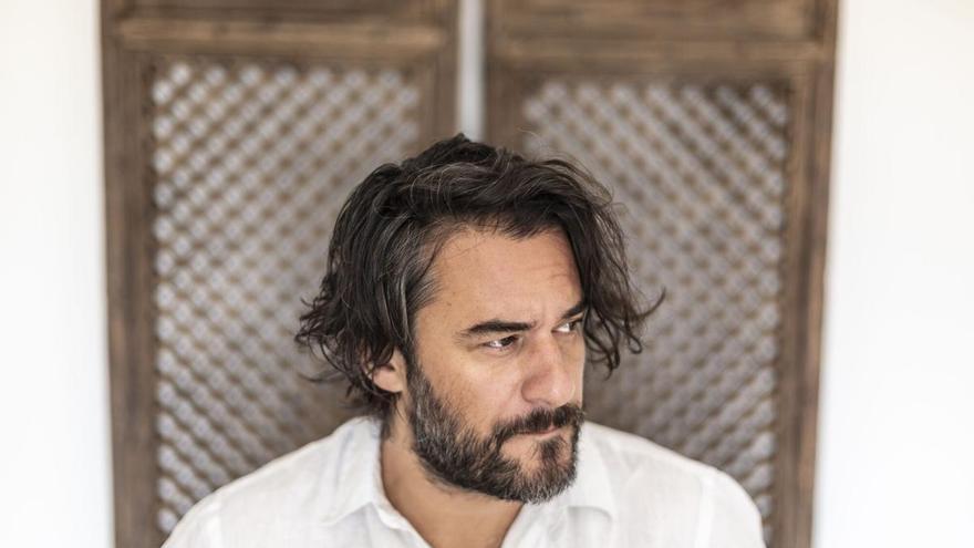 El periodista Manuel Jabois presenta en A Coruña su novela 'La víspera', sobre la familia y los silencios: "Lo peor que tienen las preguntas son sus respuestas"