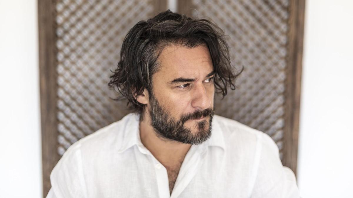 El periodista Manuel Jabois presenta en A Coruña su novela 'La víspera', sobre la familia y los silencios: "Lo peor que tienen las preguntas son sus respuestas"