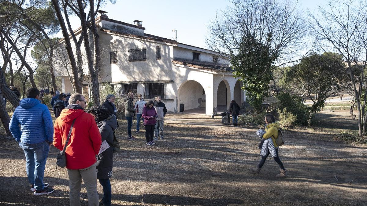 Imatge recent d'una part de la finca de Can Figueras, amb la casa al fons