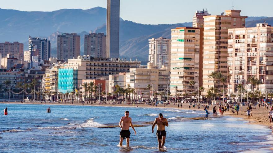 Bañistas ayer en la playa de Benidorm