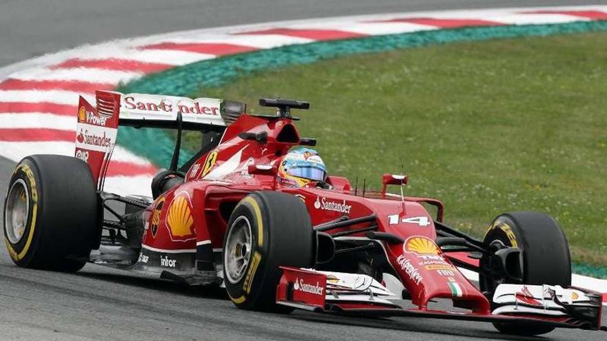 Fernando Alonso, al volante de su Ferrari, durante la jornada de ayer.