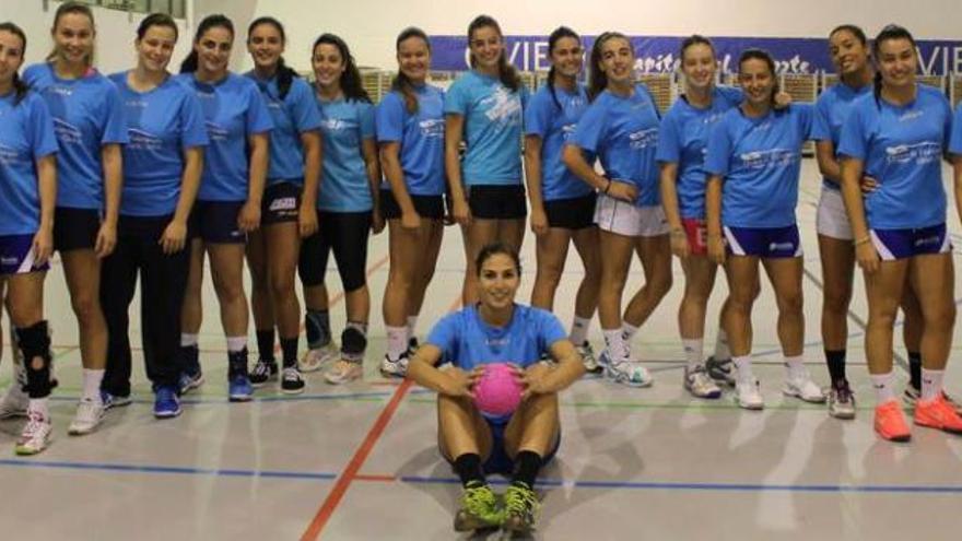 Las jugadoras del Jofemesa posan en el Florida Arena antes de uno de sus entrenamientos.