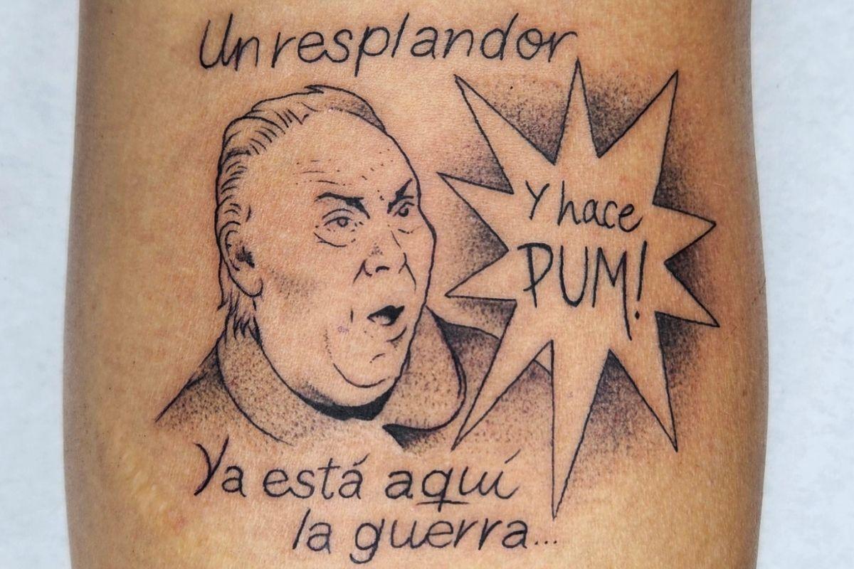 Tatuaje de un meme realizado por AlabamaKiller, artista invitada de Old Skull Tattoo &amp; Piercing.