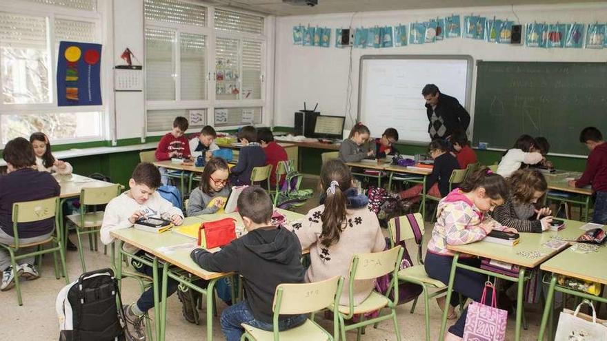 Alumnos de 3ºA del CEIP de Figueiroa, en la mañana de ayer, utilizando las tabletas de la experiencia piloto Snappet. // Bernabé / Ana Agra