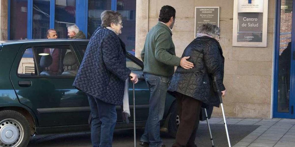 Dos personas con movilidad reducida se dirigen a la entrada del centro de salud.