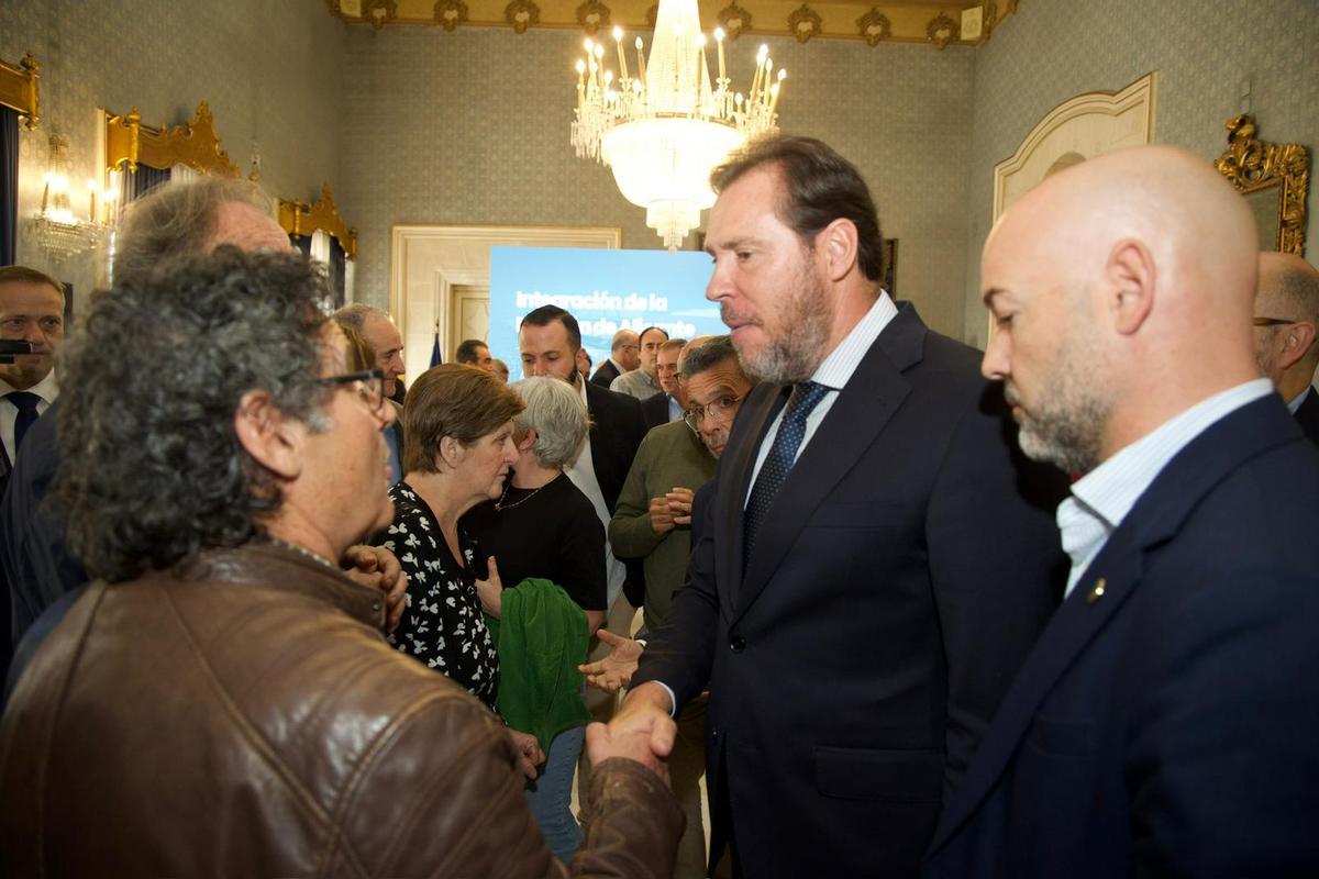 Otra imagen de Óscar Puente con los representantes vecinales