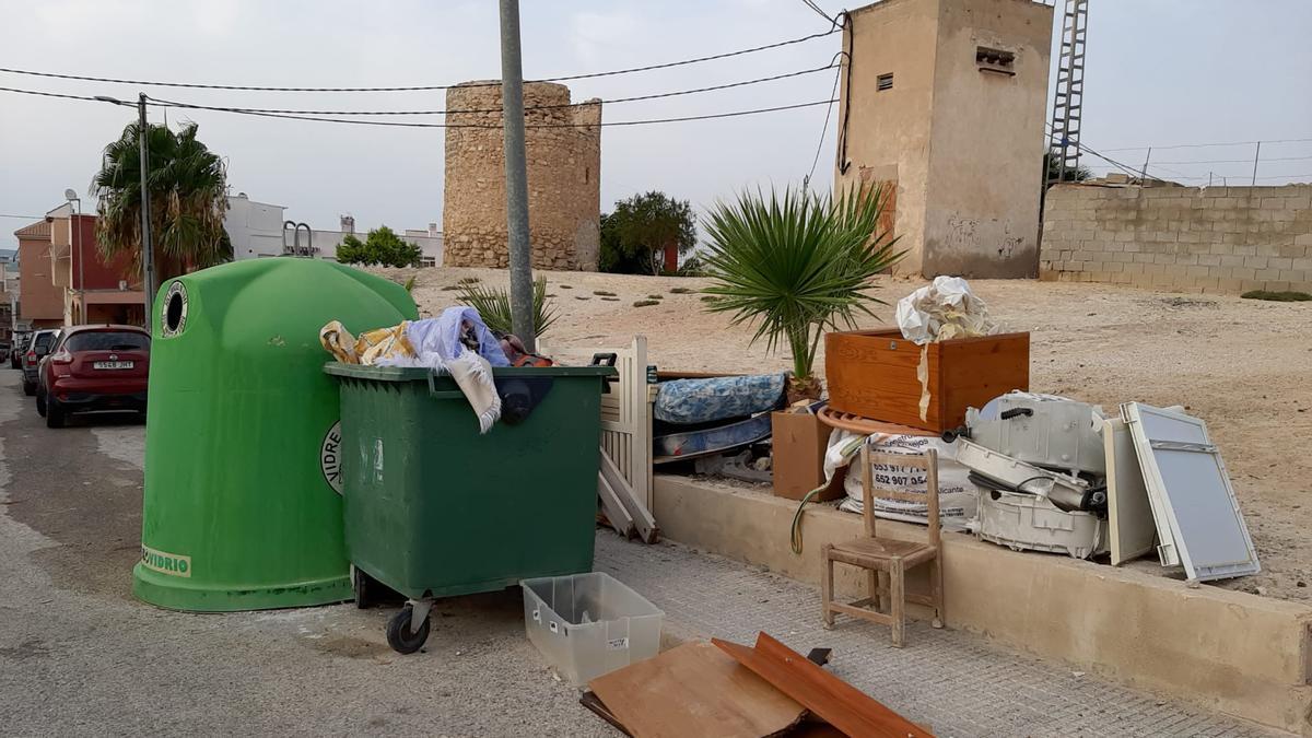 Desborde de basuras y enseres en una isla de contenedores del casco urbano de San Miguel de Salinas
