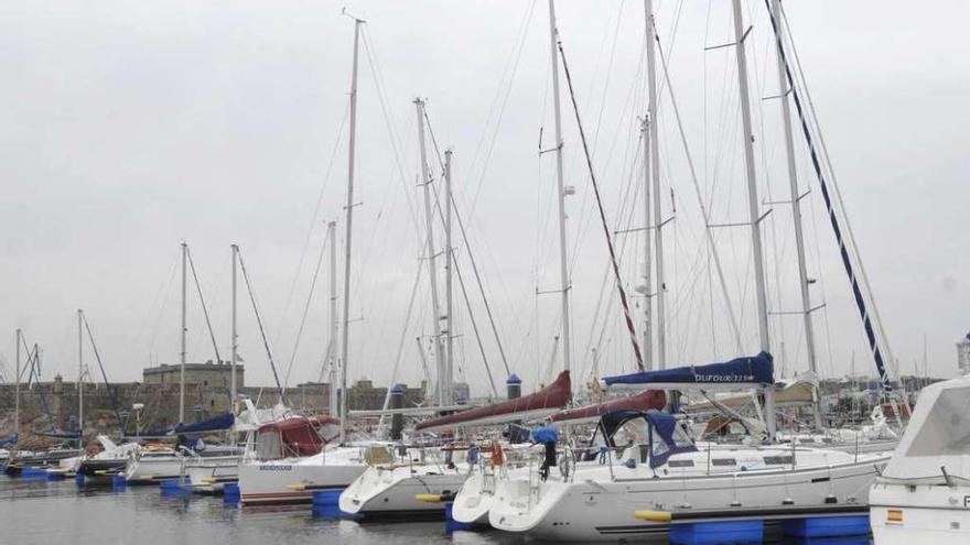 Embarcaciones de recreo atracadas en el muelle del puerto náutico deportivo Marina Coruña.