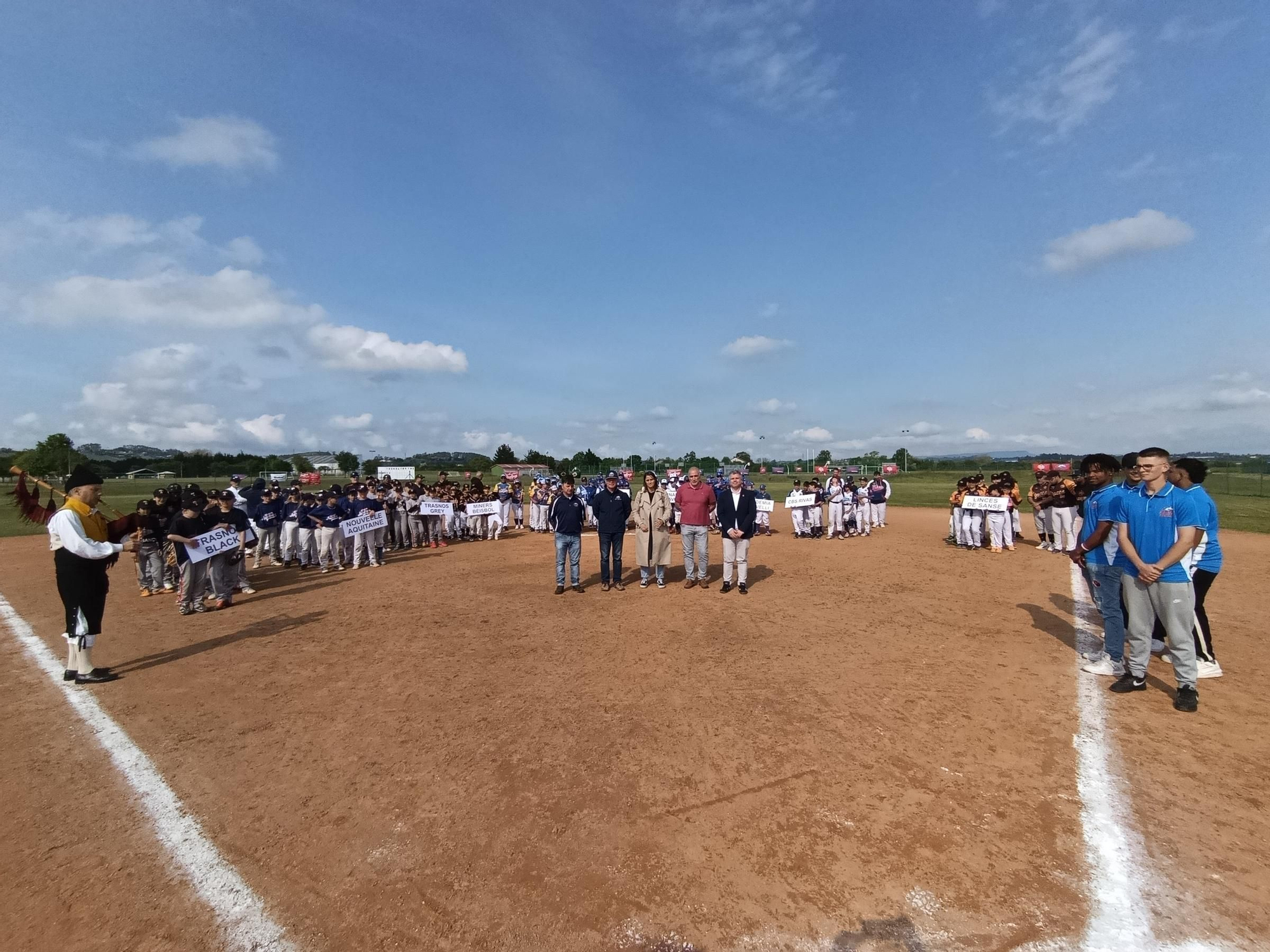 El campeonato Europeo de la Pony League de Béisbol batea en Llanera