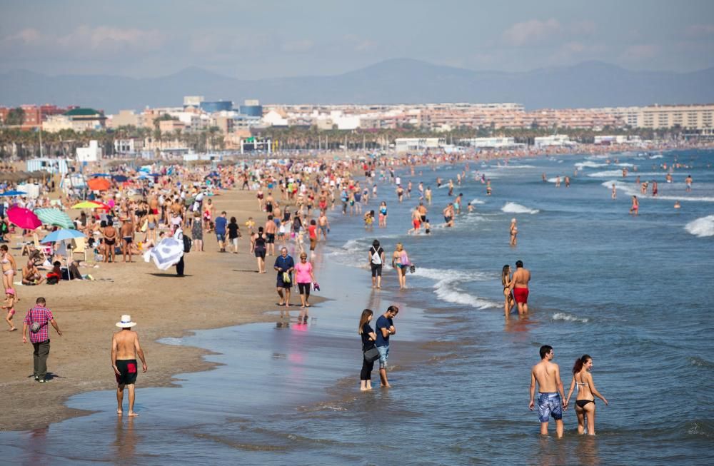 Ambiente festivo en la Marina y las playas por el Día del Pilar