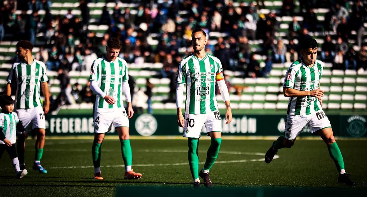 Los jugadores del Antequera, durante un partido de liga en El Maulí.