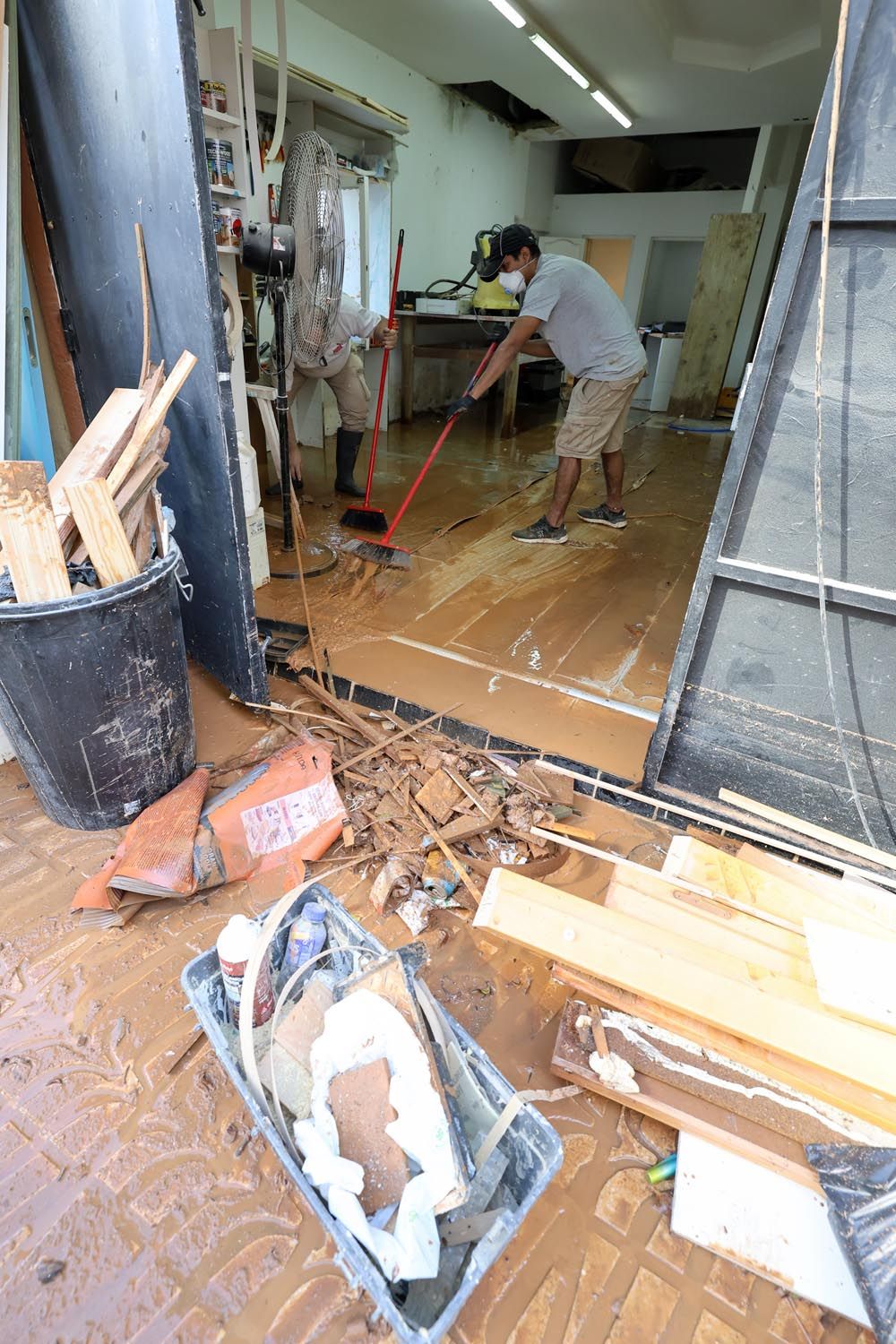 Todas las imágenes de los trabajos de limpieza en los locales de Ibiza inundados por el temporal