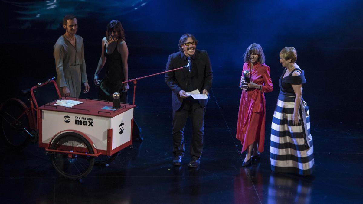 El actor Sergio Peris-Mencheta y Cristina Rota reciben el premio Max al mejor espectáculo de teatro por 'Una noche sin luna'.