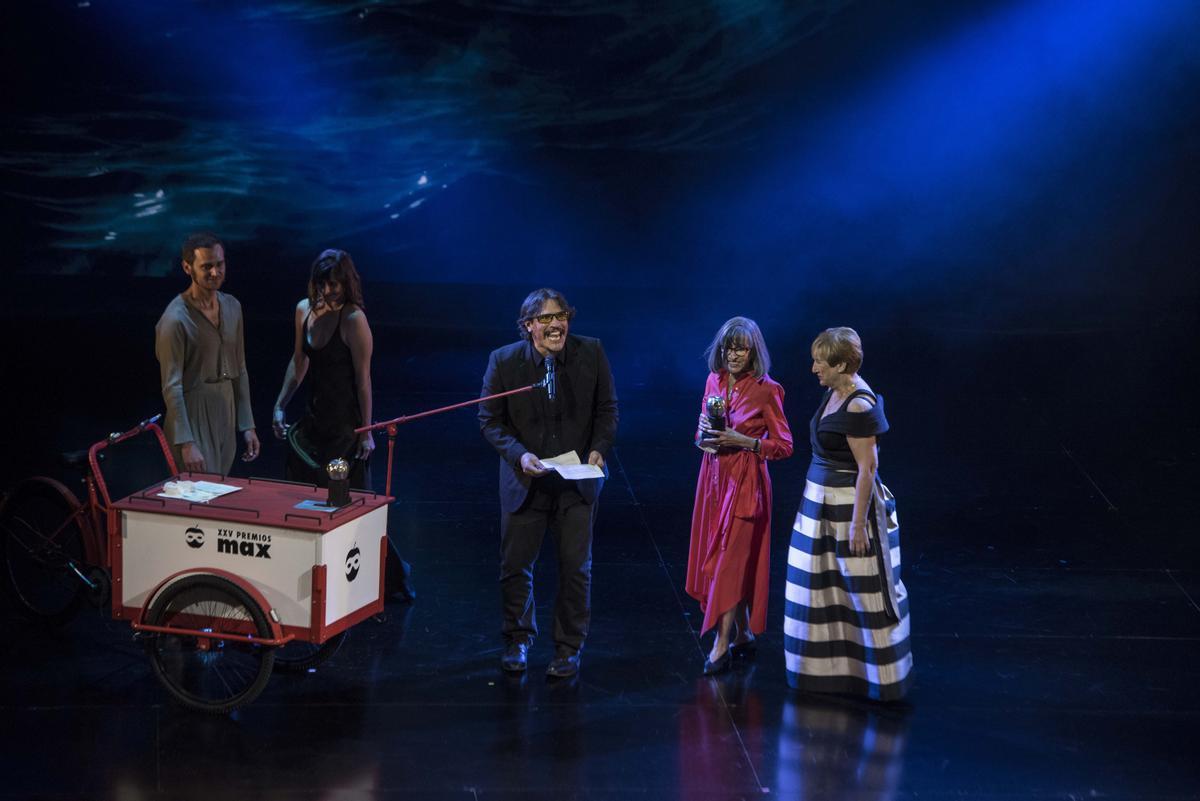 El actor Sergio Peris-Mencheta y Cristina Rota reciben el premio Max al mejor espectáculo de teatro por 'Una noche sin luna'.