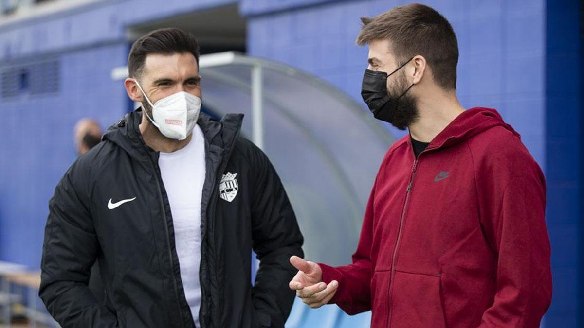 Eder Sarabia y Gerard Piqué conversan antes del Espanyol B-Andorra del pasado miércoles