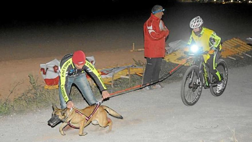 Moment de la sortida d&#039;un dels participants en bicicleta