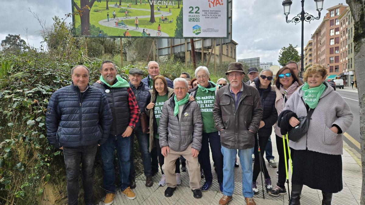 Los vecinos ante el cartel que anuncia la manifestación.