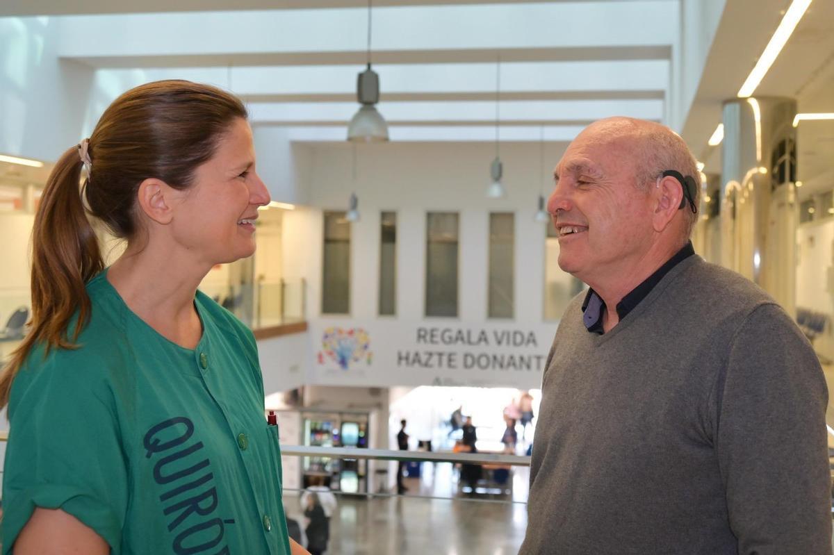 La doctora Eva Flores y Manuel Martínez en el Hospital Universitario Virgen de la Victoria de Málaga