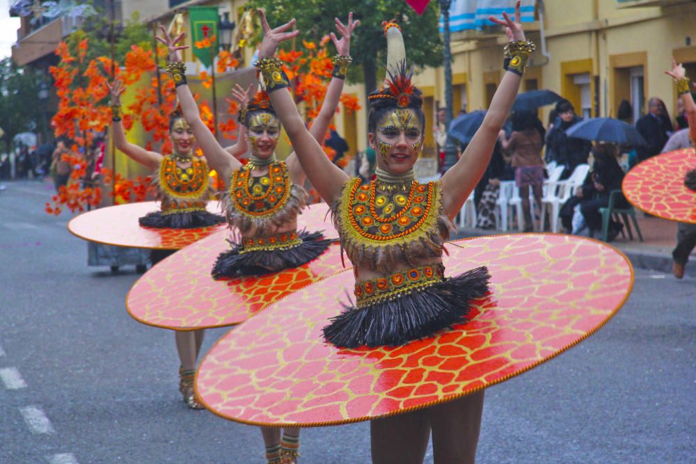 Moros y Cristianos desfilan en Onil entre la lluvia