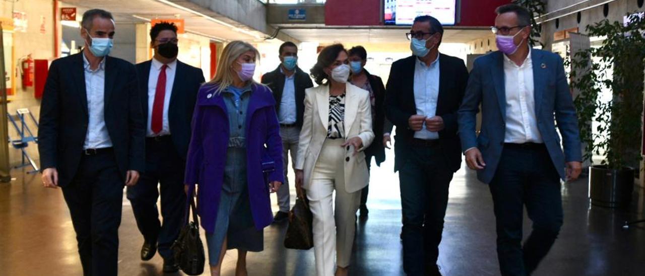 Carmen Calvo estuvo arropada por la diputada Gloria Alarcón (a su derecha), por el rector de la UMU, José Luján, y por el secretario general del PSOE murciano, Diego Conesa (a su izquierda).