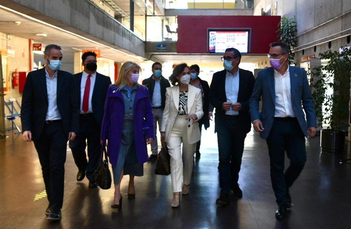 Carmen Calvo estuvo arropada por la diputada Gloria Alarcón (a su derecha), por el rector de la UMU, José Luján, y por el secretario general del PSOE murciano, Diego Conesa (a su izquierda).