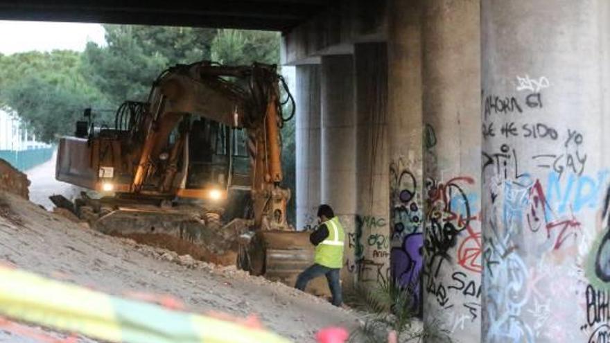 Las máquinas que comenzaron ayer a realizar las obras de la futura pasarela.