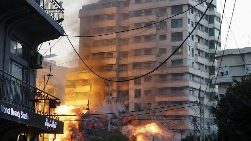 El momento exacto en que bombardeos israelíes alcanzan un edificio en el centro de Beirut