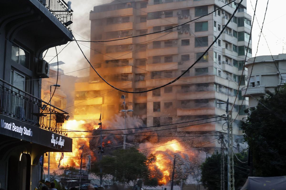 Edificio en llamas en el barrio de Bashura, en Beirut, tras un ataque israelí, este jueves.