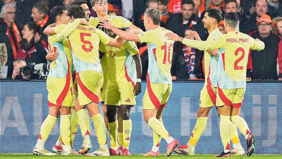 Los jugadores españoles celebran el gol de Merino. | AP