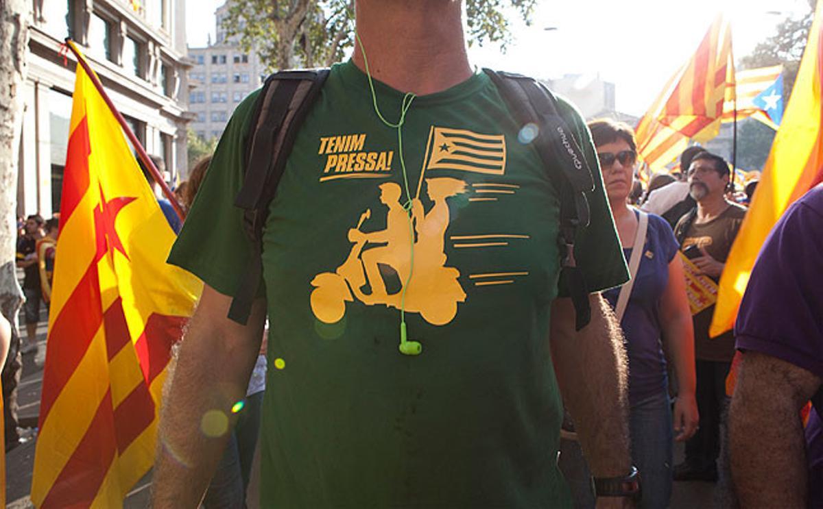 Los manifestantes han acudido a la manifestación con camisetas de todo tipo con mensajes a favor de la independencia