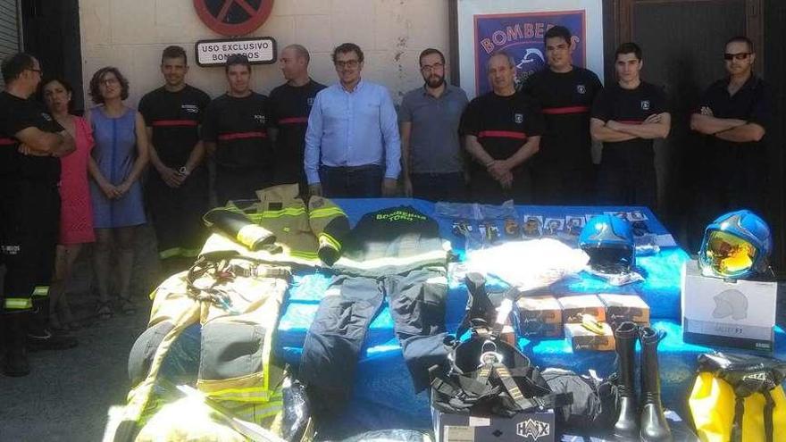 Autoridades locales y los bomberos de Toro posan junto al nuevo material adquirido por el Ayuntamiento para el Parque.