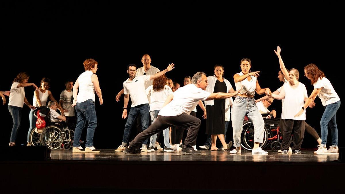 El proyecto de Danza Inclusiva de Rytme protagonizó la 30ª Gala Benéfica de Danza y Artes Escénicas de la Vall.