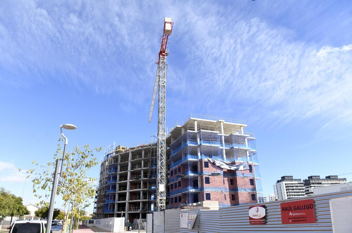 Bloque de viviendas y pisos en construcción en la zona de Churra, en Murcia.