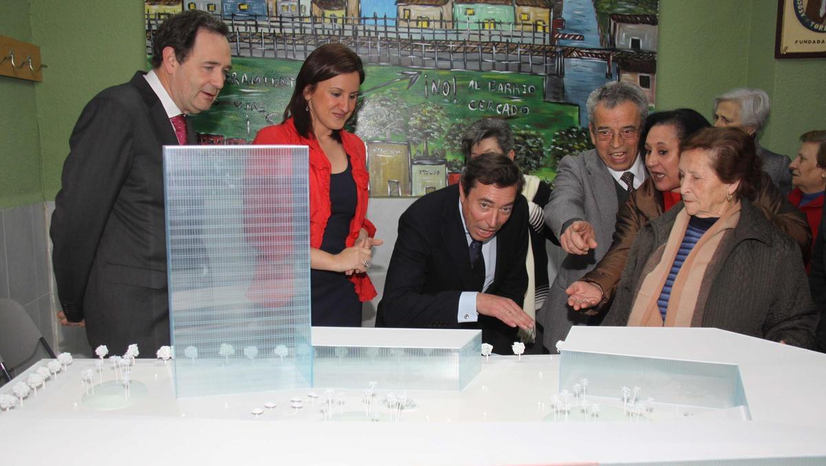 Maria José Catalá, entonces alcaldesa de Torrent, junto a Vicente Domine con la maqueta de la estación presentada a los vecinos en 2011.
