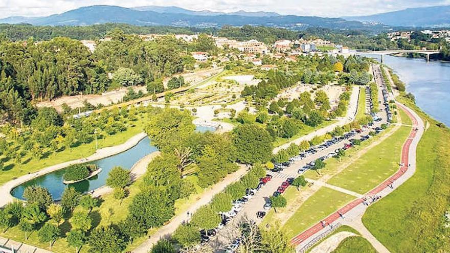 Parque público da Canuda, ribeira do MIño e ponte internacional en Salvaterra.  // FdV