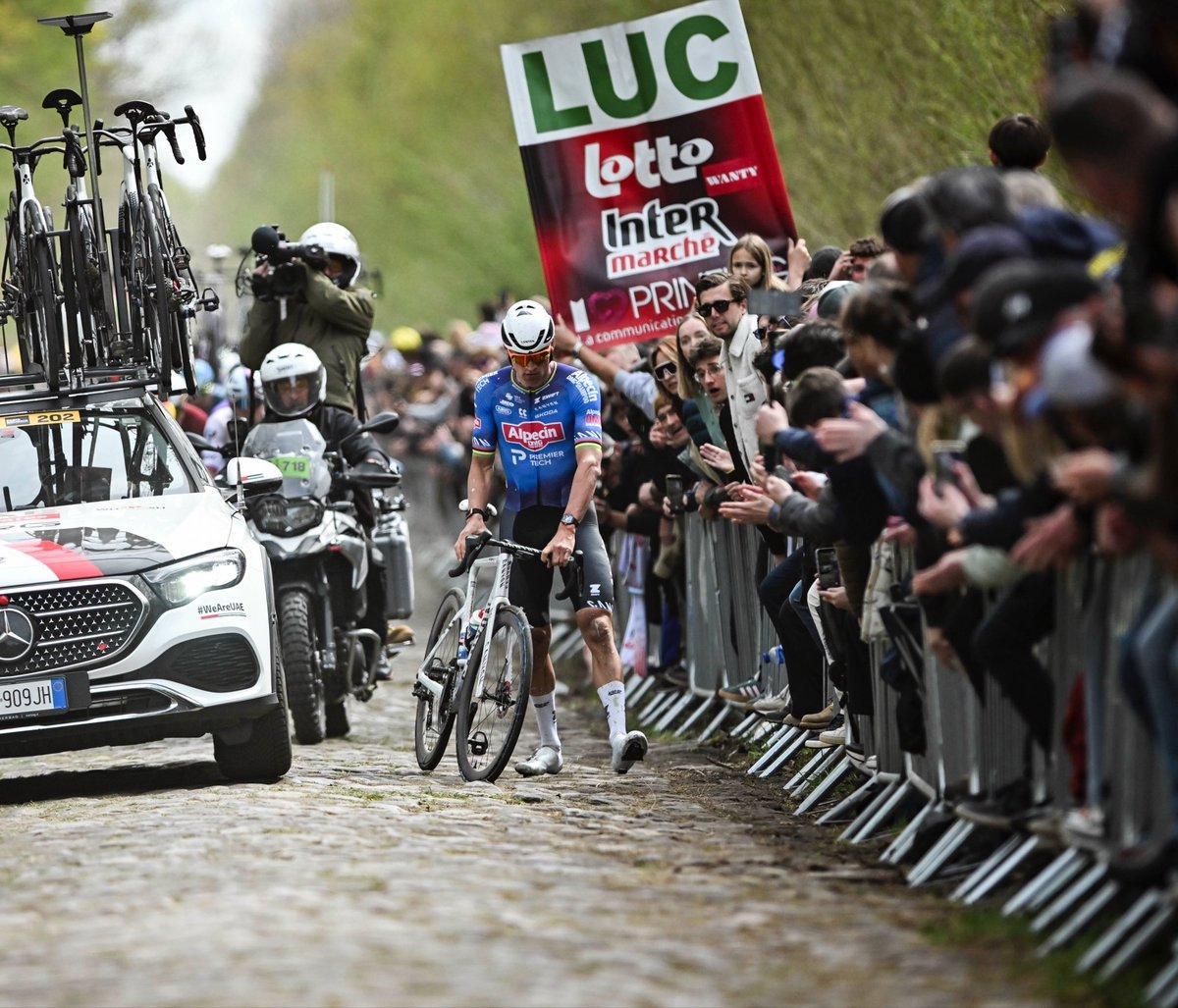 Van der Poel, al sufrir la avería en Arenberg.