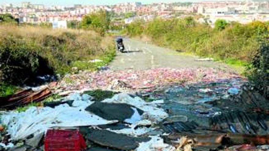 Nuevo basurero no autorizado en la antigua carretera de La Vera