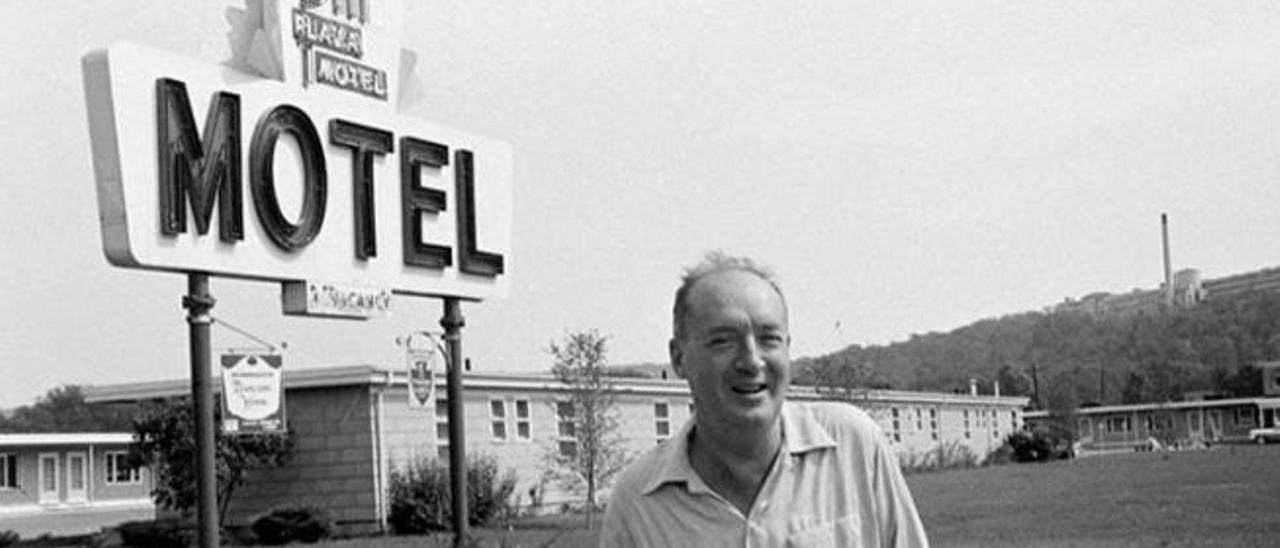 Vladimir Nabokov ante el CM Plaza Hotel de Ithaca, New York, en 1948.