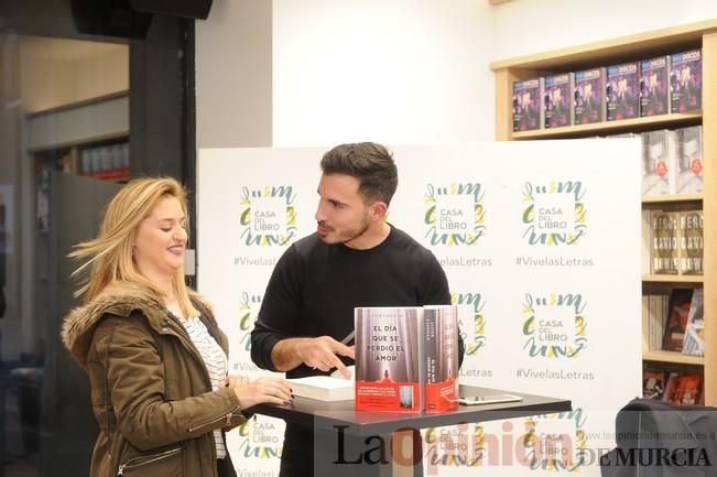 Javier Castillo firma su nueva novela, 'El día que se perdió el amor', en la Casa del Libro de Murcia