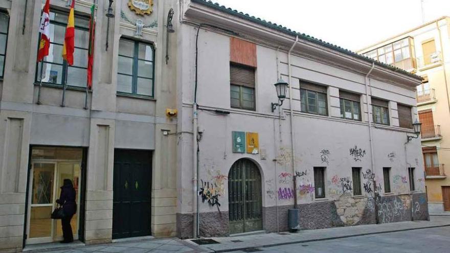 Una mujer accede al Teatro Principal.