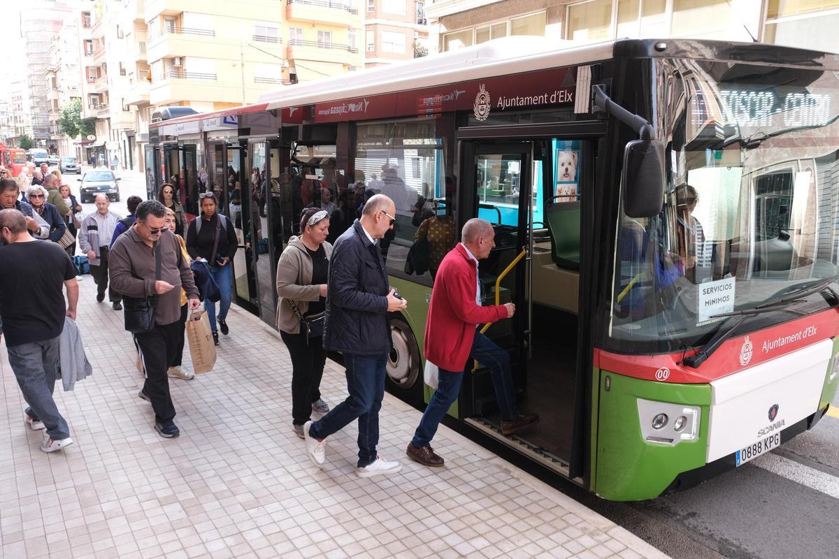 Ciudadanos suben al autobús urbano en Elche