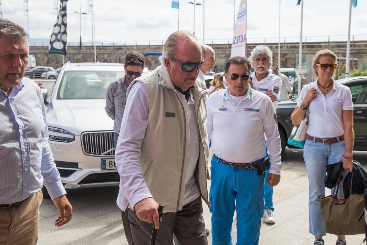 El rey Juan Carlos y la infanta Elena, junto a Pedro Campos, a su llegada al RCN Sanxenxo, en una imagen del 2018