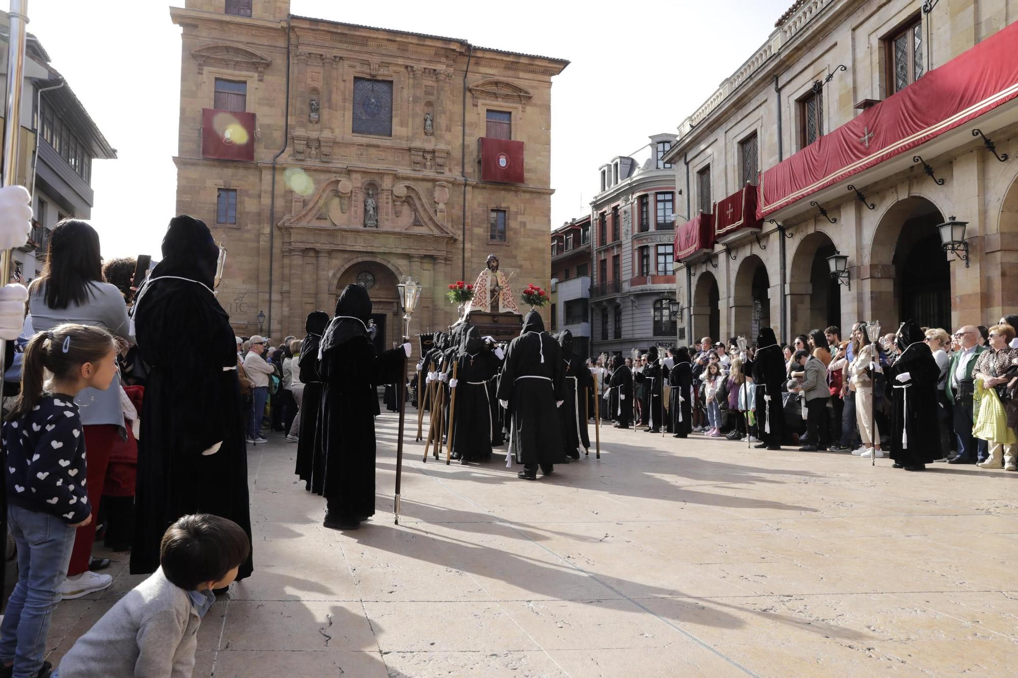 La procesión intergeneracional del Santo Entierro emociona Oviedo